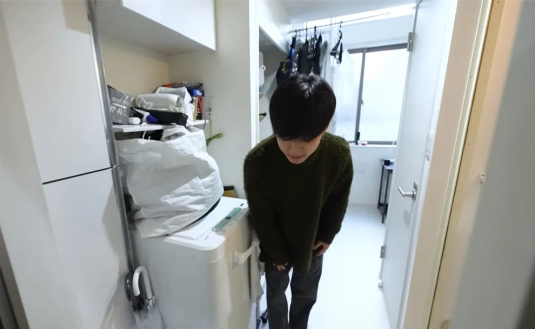 Căn phòng 8m² gây sốc giữa Hồng Kông, nhỏ như hộp diêm nhưng chủ nhân khẳng định: Không muốn xa rời- Ảnh 3. Căn phòng 8m² gây sốc giữa Hồng Kông, nhỏ như hộp diêm nhưng chủ nhân khẳng định: Không muốn xa rời- Ảnh 3.