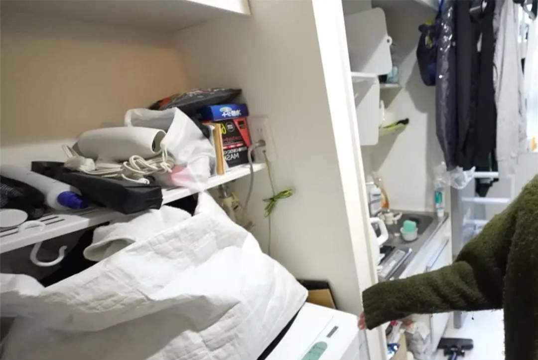 Căn phòng 8m² gây sốc giữa Hồng Kông, nhỏ như hộp diêm nhưng chủ nhân khẳng định: Không muốn xa rời- Ảnh 4. Căn phòng 8m² gây sốc giữa Hồng Kông, nhỏ như hộp diêm nhưng chủ nhân khẳng định: Không muốn xa rời- Ảnh 4.