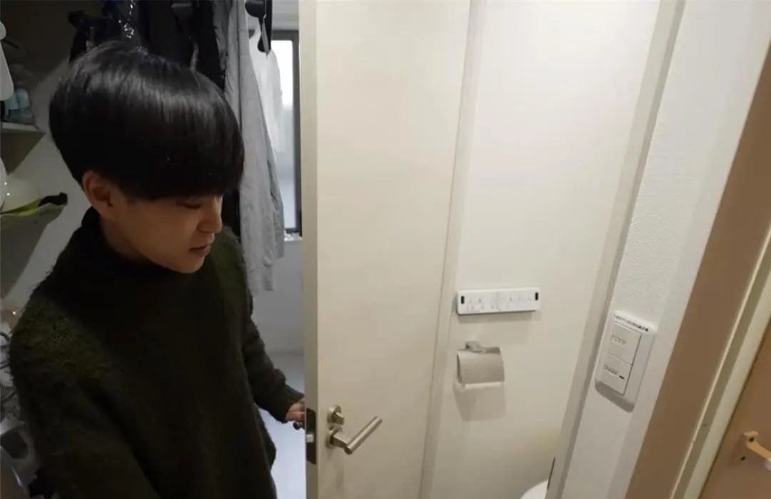 Căn phòng 8m² gây sốc giữa Hồng Kông, nhỏ như hộp diêm nhưng chủ nhân khẳng định: Không muốn xa rời- Ảnh 8. Căn phòng 8m² gây sốc giữa Hồng Kông, nhỏ như hộp diêm nhưng chủ nhân khẳng định: Không muốn xa rời- Ảnh 8.