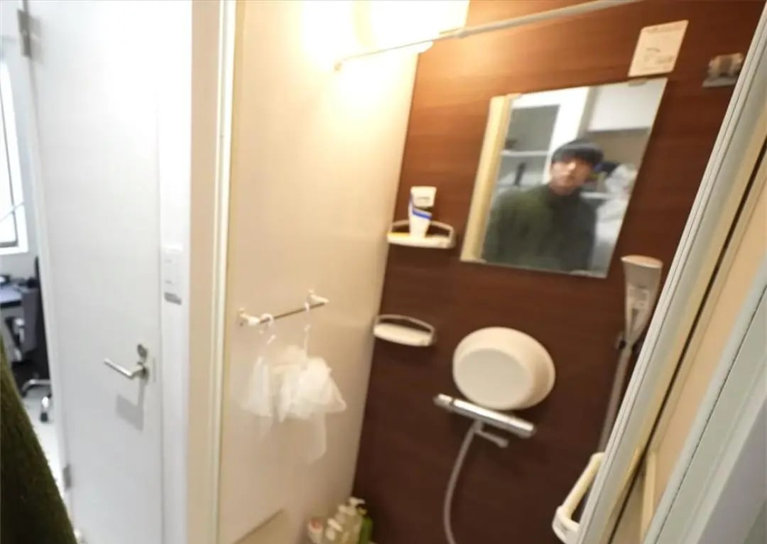 Căn phòng 8m² gây sốc giữa Hồng Kông, nhỏ như hộp diêm nhưng chủ nhân khẳng định: Không muốn xa rời- Ảnh 10. Căn phòng 8m² gây sốc giữa Hồng Kông, nhỏ như hộp diêm nhưng chủ nhân khẳng định: Không muốn xa rời- Ảnh 10.