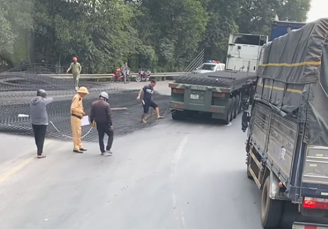 Hàng chục tấn thép rơi từ xe đầu kéo làm 2 người bị thương tại Đồng Nai - Ảnh 3.