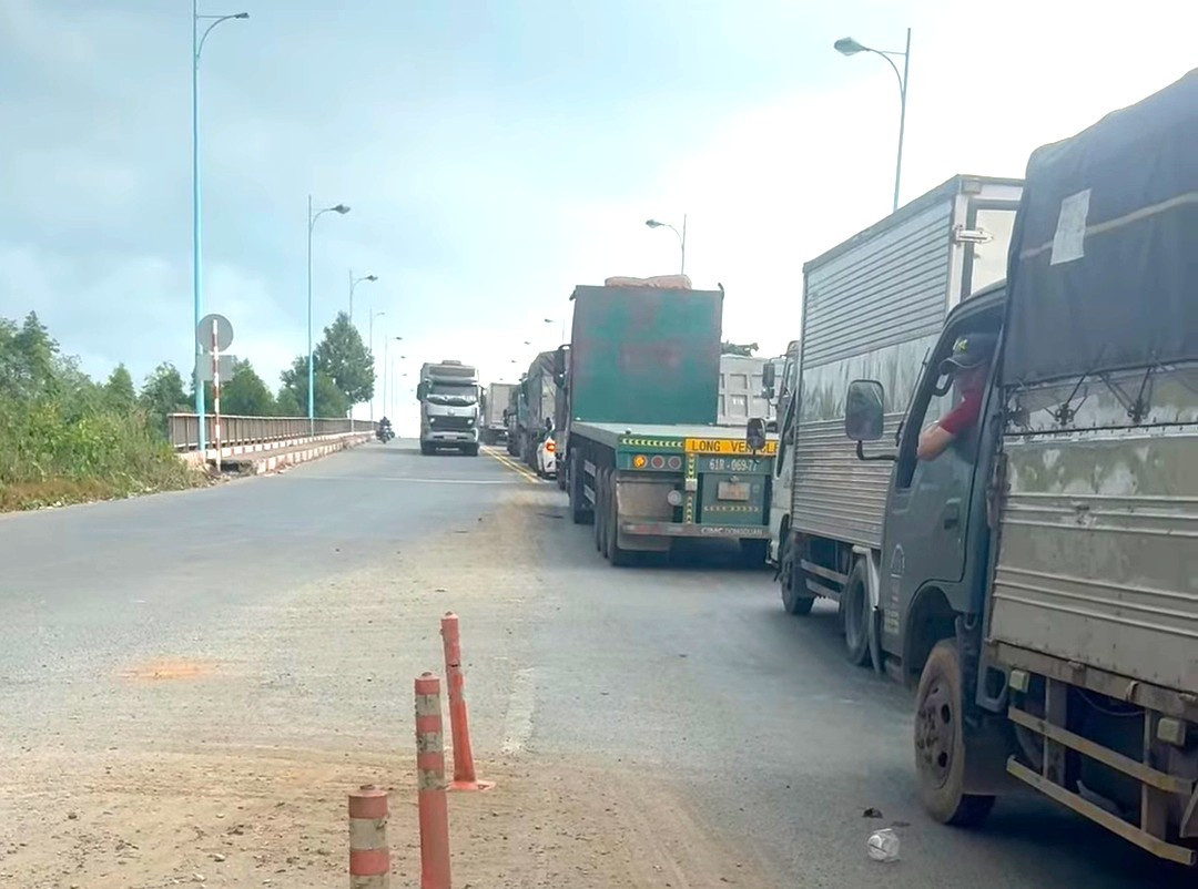 Hàng chục tấn thép rơi từ xe đầu kéo làm 2 người bị thương tại Đồng Nai - Ảnh 4.