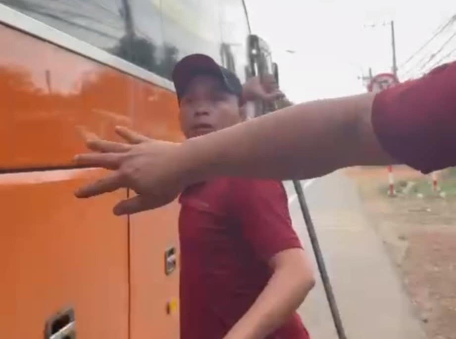 Phụ xe khách ở TPHCM cầm gậy đe dọa người đi đường gây xôn xao dư luận - Ảnh 1.