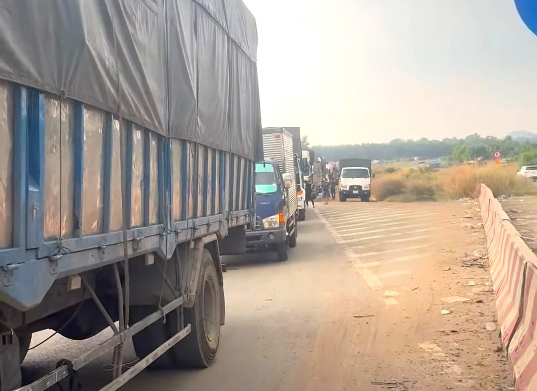 Hàng chục tấn thép rơi từ xe đầu kéo làm 2 người bị thương tại Đồng Nai - Ảnh 5.