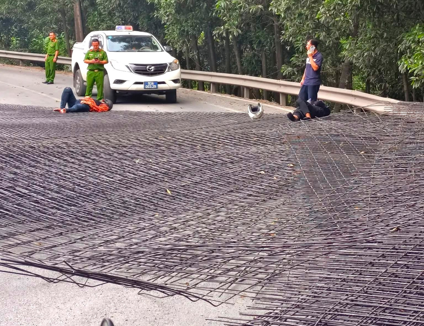 Hàng chục tấn thép rơi từ xe đầu kéo làm 2 người bị thương tại Đồng Nai - Ảnh 2.