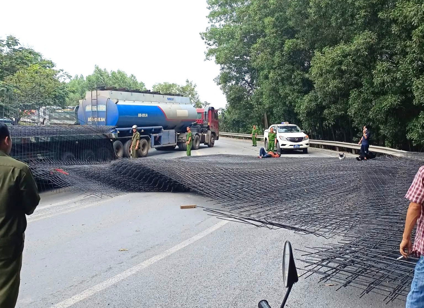 Hàng chục tấn thép rơi từ xe đầu kéo làm 2 người bị thương tại Đồng Nai - Ảnh 1.