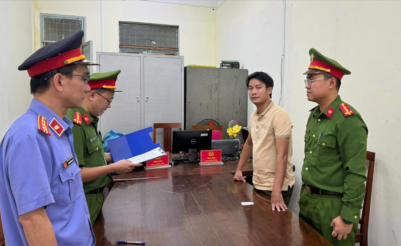 Giám đốc doanh nghiệp ở Đà Nẵng bị bắt vì khai thác cát trái phép - Ảnh 1.