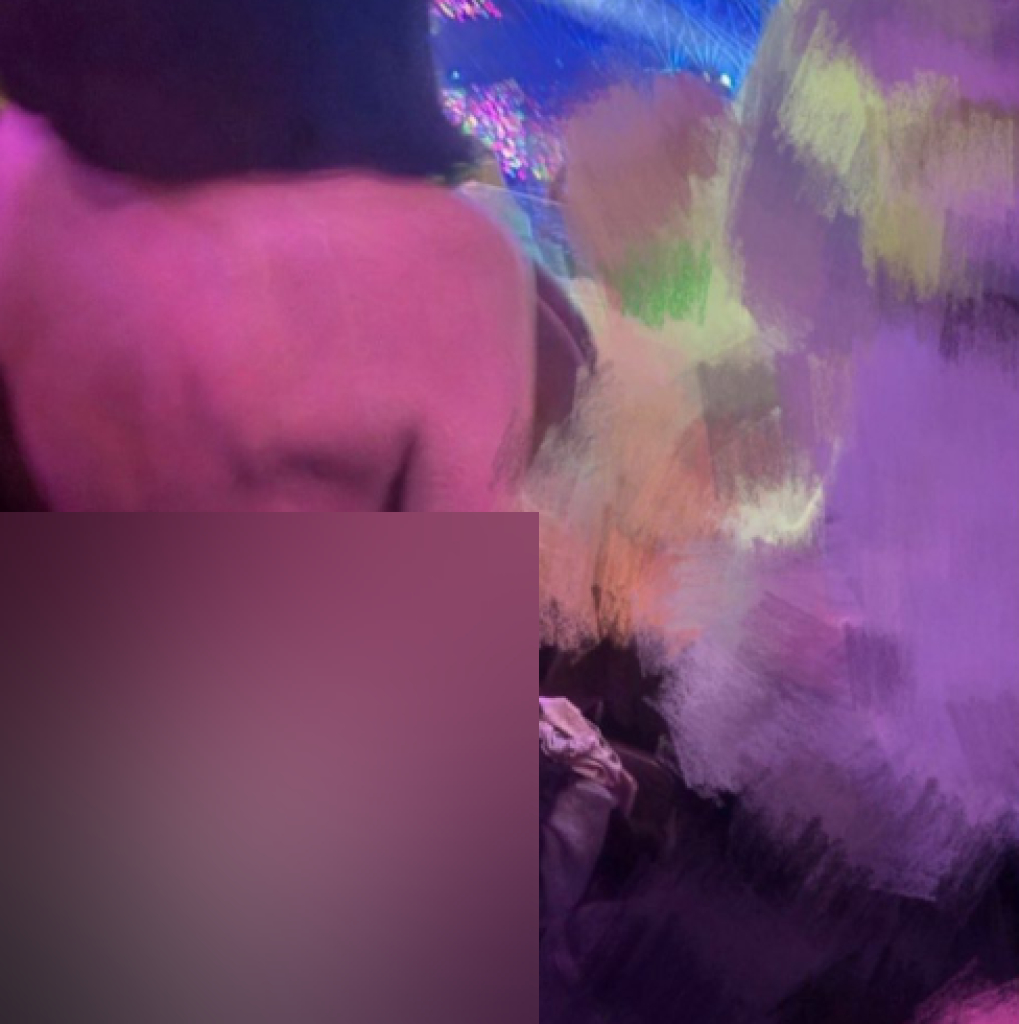 Cô gái khỏa thân gây sốc, bị buộc rời khỏi concert của dàn mỹ nam nổi tiếng- Ảnh 1. Cô gái khỏa thân gây sốc, bị buộc rời khỏi concert của dàn mỹ nam nổi tiếng- Ảnh 1.