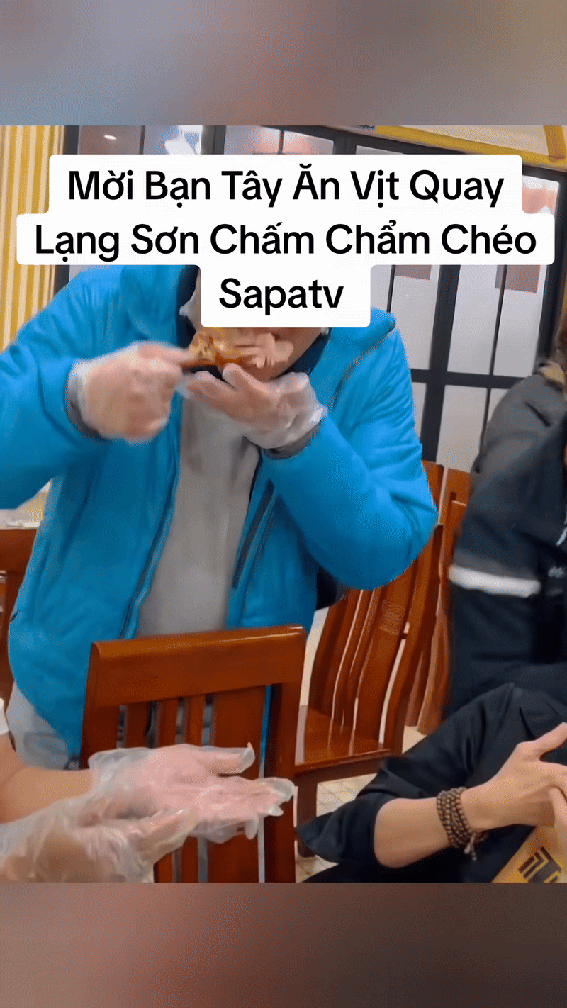 Khách Tây thử ăn món thịt đặc sản Lạng Sơn, gật đầu tấm tắc khen: "Ngon tuyệt, tôi sẽ ăn hết!" - Ảnh 1.