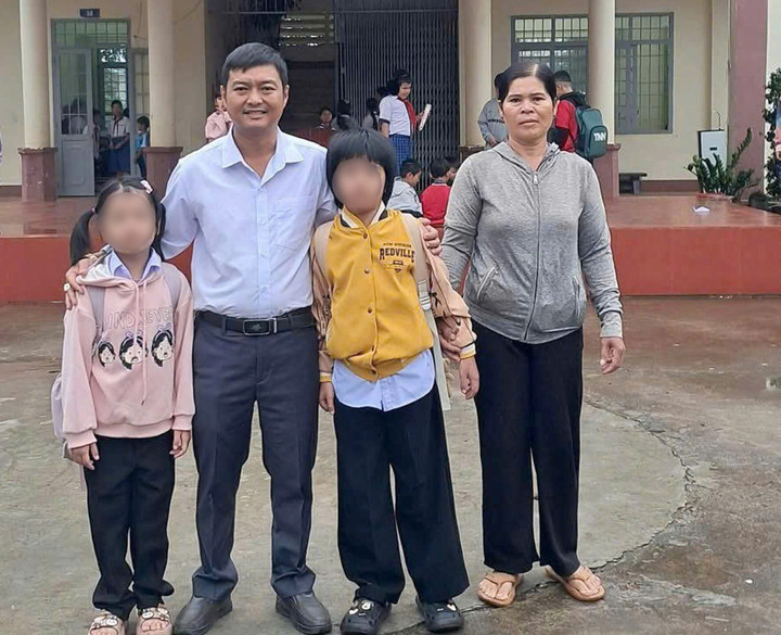 Bé gái bị xích chân , nhốt trong phòng bẩn thỉu được đến trường ở Đắk Lắk - Ảnh 1.