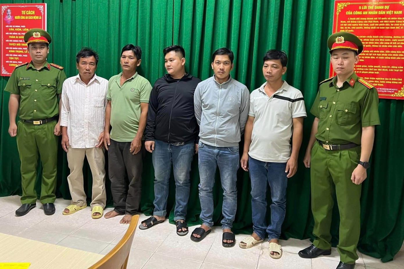 Cựu CSGT bị cáo buộc nhận hối lộ trong vụ đường dây khai thác cát trái phép - Ảnh 2.