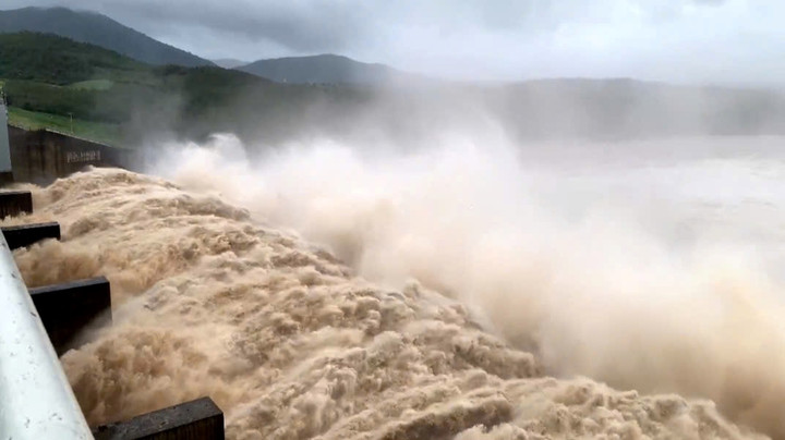 Cận cảnh thủy điện Sông Ba Hạ xả lũ kỷ lục gây ngập lụt nghiêm trọng - Ảnh 3.