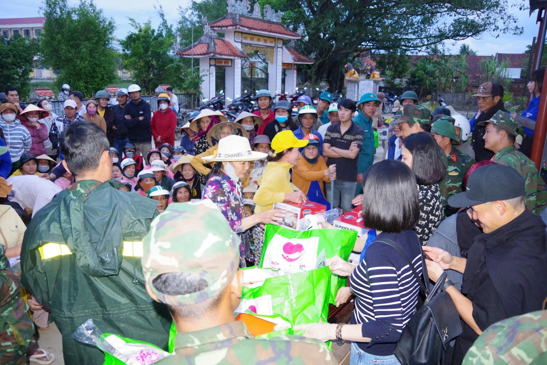 "Chuyện rất lạ" trong hỗ trợ đồng bào miền Trung: Khi những người tử tế gặp nhau đúng lúc - Ảnh 6.