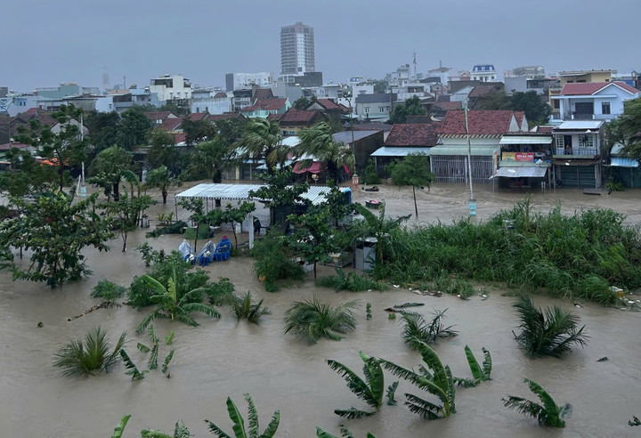 Cận cảnh thủy điện Sông Ba Hạ xả lũ kỷ lục gây ngập lụt nghiêm trọng - Ảnh 5.