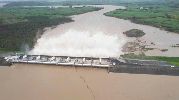 Cận cảnh thủy điện Sông Ba Hạ xả lũ kỷ lục gây ngập lụt nghiêm trọng - Ảnh 6.