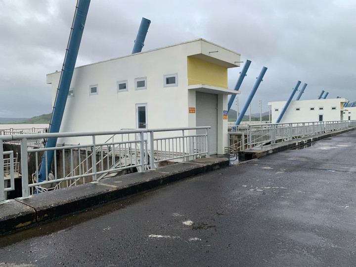 Cận cảnh thủy điện Sông Ba Hạ xả lũ kỷ lục gây ngập lụt nghiêm trọng - Ảnh 4.