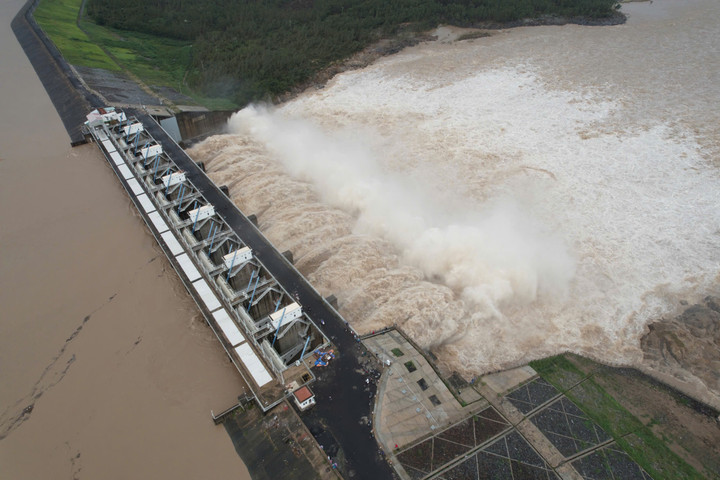 Cận cảnh thủy điện Sông Ba Hạ xả lũ kỷ lục gây ngập lụt nghiêm trọng - Ảnh 1.