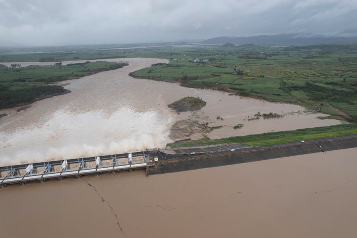 Cận cảnh thủy điện Sông Ba Hạ xả lũ kỷ lục gây ngập lụt nghiêm trọng - Ảnh 2.