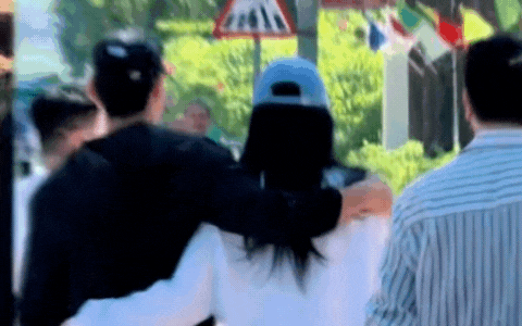 Hoa hậu Việt bị "tóm" hẹn hò trai trẻ, ôm ấp sát rạt không chút e dè - Ảnh 1.