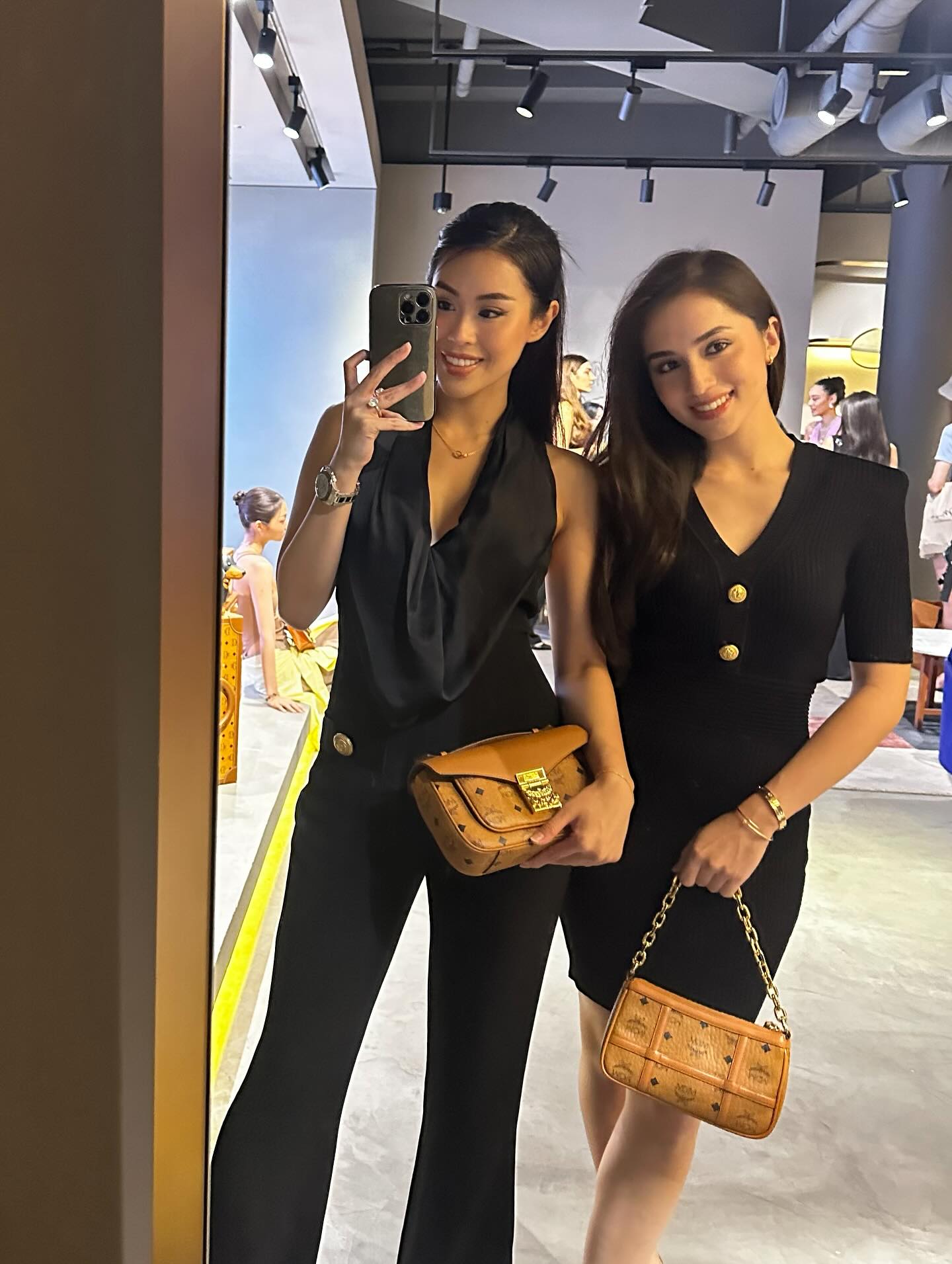 Đội hình đi ăn cưới sang nhất Việt Nam của các con tỷ phú Johnathan Hạnh Nguyễn- Ảnh 7.