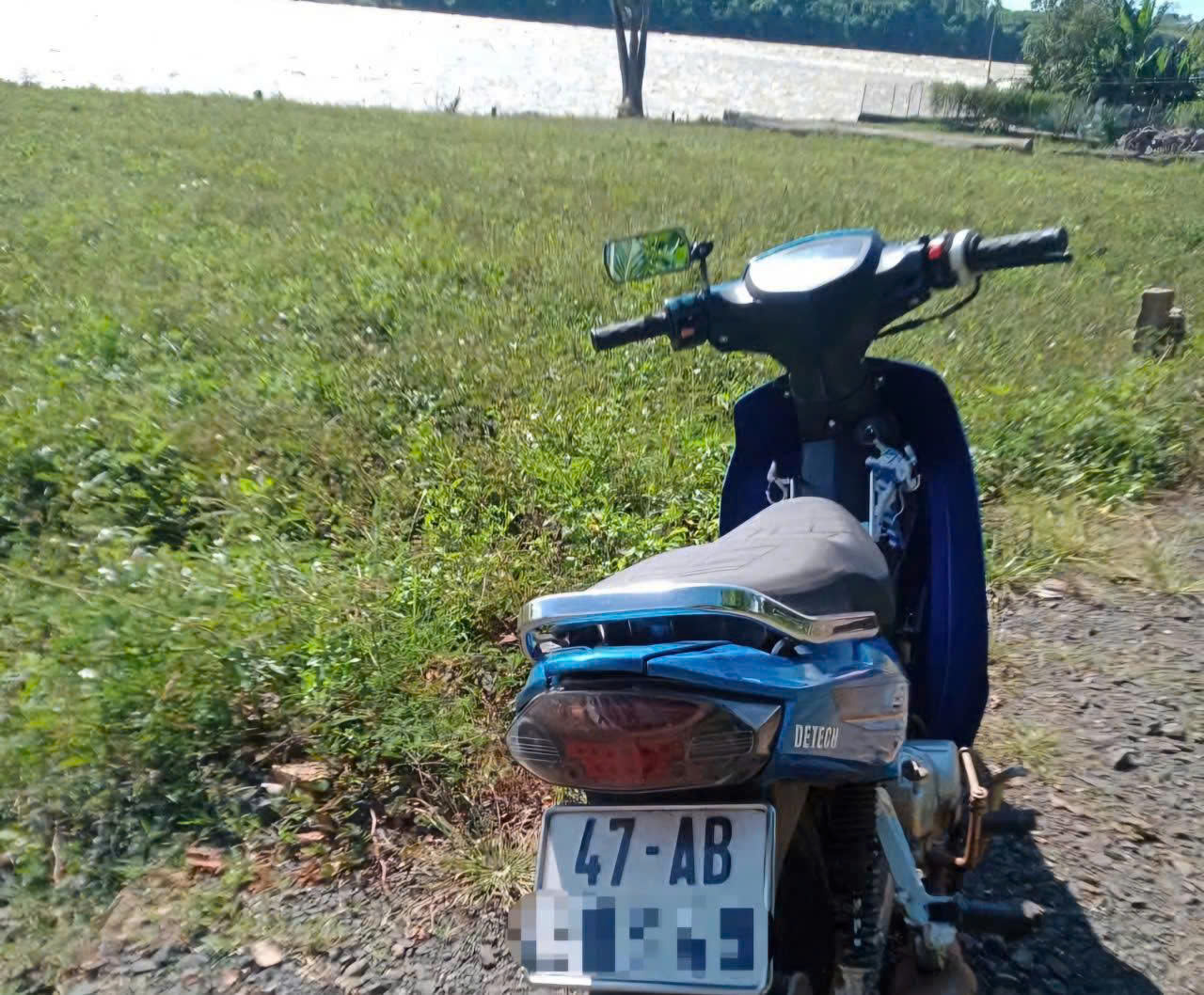 Phát hiện xe máy và cặp sách của nữ sinh mất tích bên sông Krông Ana - Ảnh 1.