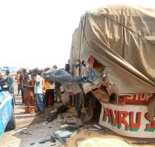 Chiếc Lexus n&aacute;t b&eacute;t sau tai nạn thảm khốc: V&otilde; sĩ nổi tiếng tho&aacute;t chết thần k&igrave;, hai người bạn th&acirc;n tử vong tại chỗ- Ảnh 5.