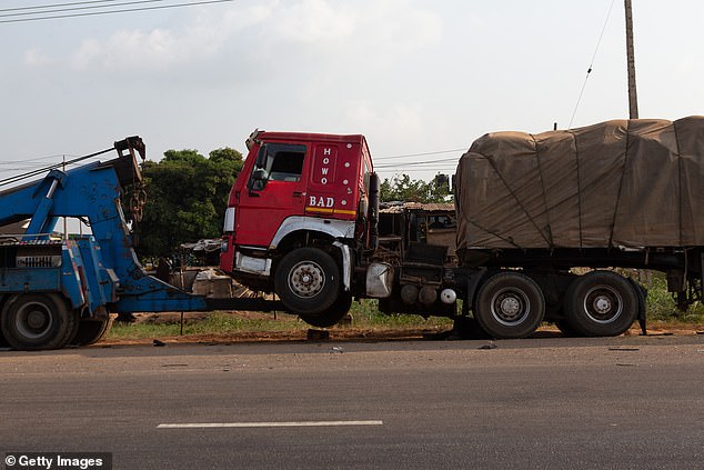 Chiếc Lexus n&aacute;t b&eacute;t sau tai nạn thảm khốc: V&otilde; sĩ nổi tiếng tho&aacute;t chết thần k&igrave;, hai người bạn th&acirc;n tử vong tại chỗ- Ảnh 6.