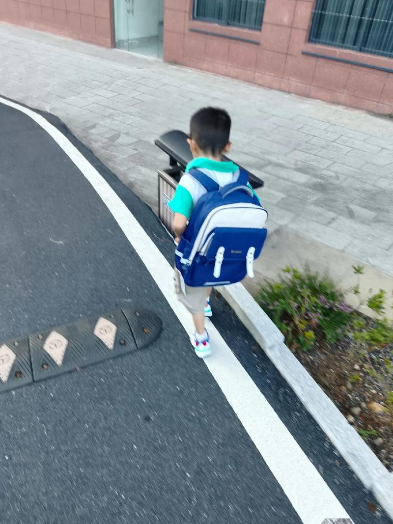 Con trai kh&ocirc;ng chịu ăn cơm trường, ng&agrave;y n&agrave;o cũng mang cơm hộp rồi bị bạn b&egrave; kỳ thị, 9 ng&agrave;y sau cả lớp đồng loạt xin lỗi- Ảnh 1.