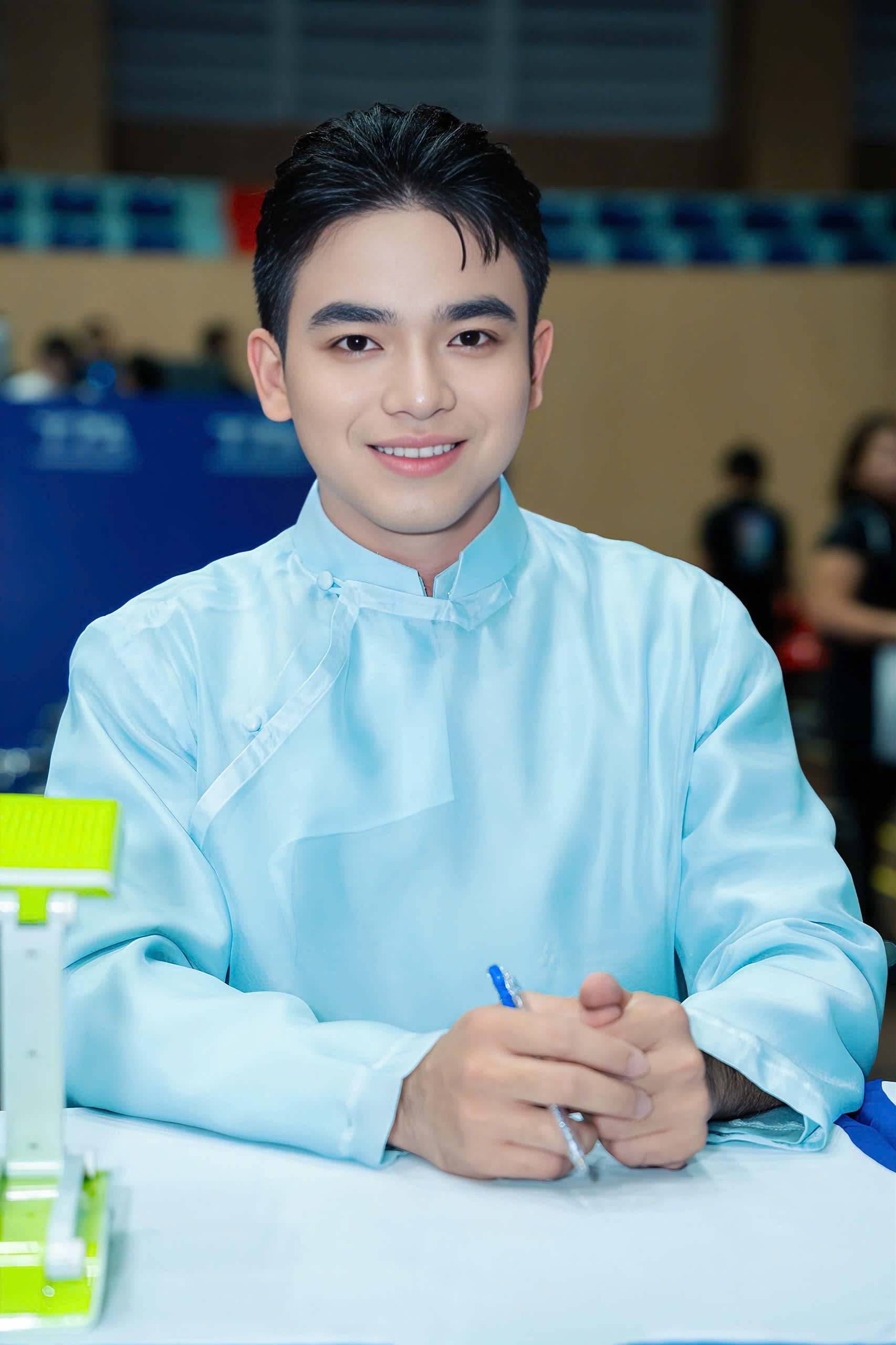 Nh&agrave;&nbsp;văn Nguyễn&nbsp;Hải Triều n&oacute;i về c&aacute;m dỗ showbiz, nhắn nhủ t&acirc;n Hoa hậu Sinh vi&ecirc;n H&ograve;a b&igrave;nh Việt Nam - Ảnh 1.