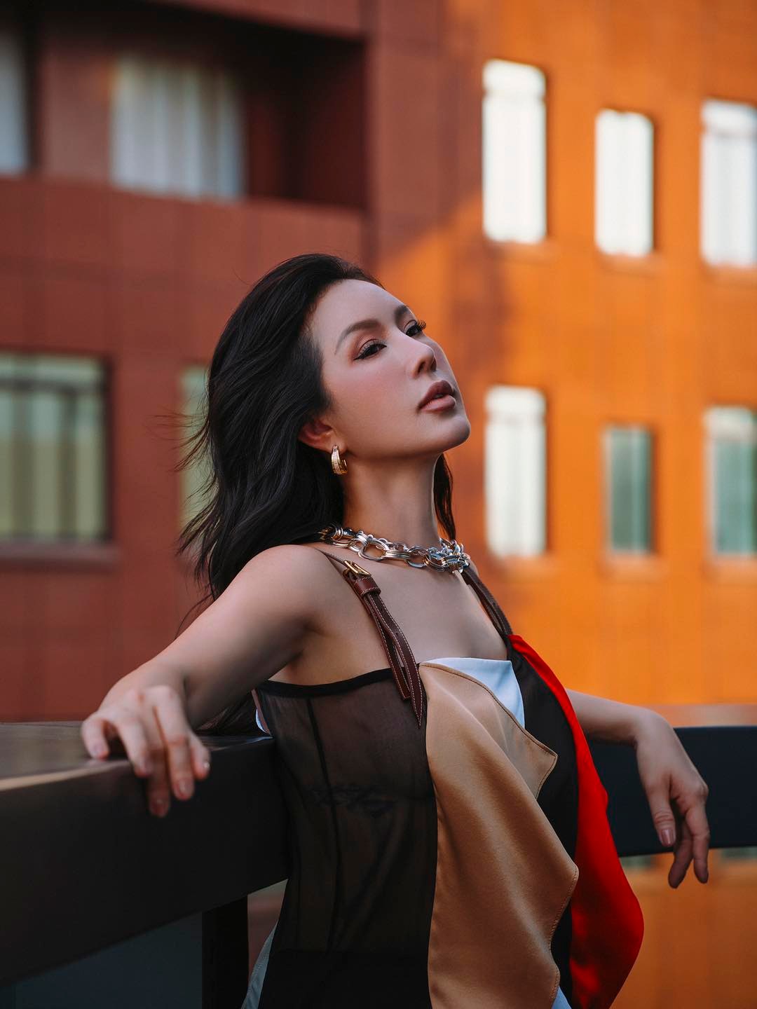 Hậu chia tay chồng, hoa hậu 4 "lần đò" ngày càng trẻ đẹp ở tuổi 49, thu nhập mỗi tháng 10 tỷ đồng - Ảnh 6. Hậu chia tay chồng, hoa hậu 4 "lần đò" ngày càng trẻ đẹp ở tuổi 49, thu nhập mỗi tháng 10 tỷ đồng - Ảnh 6.