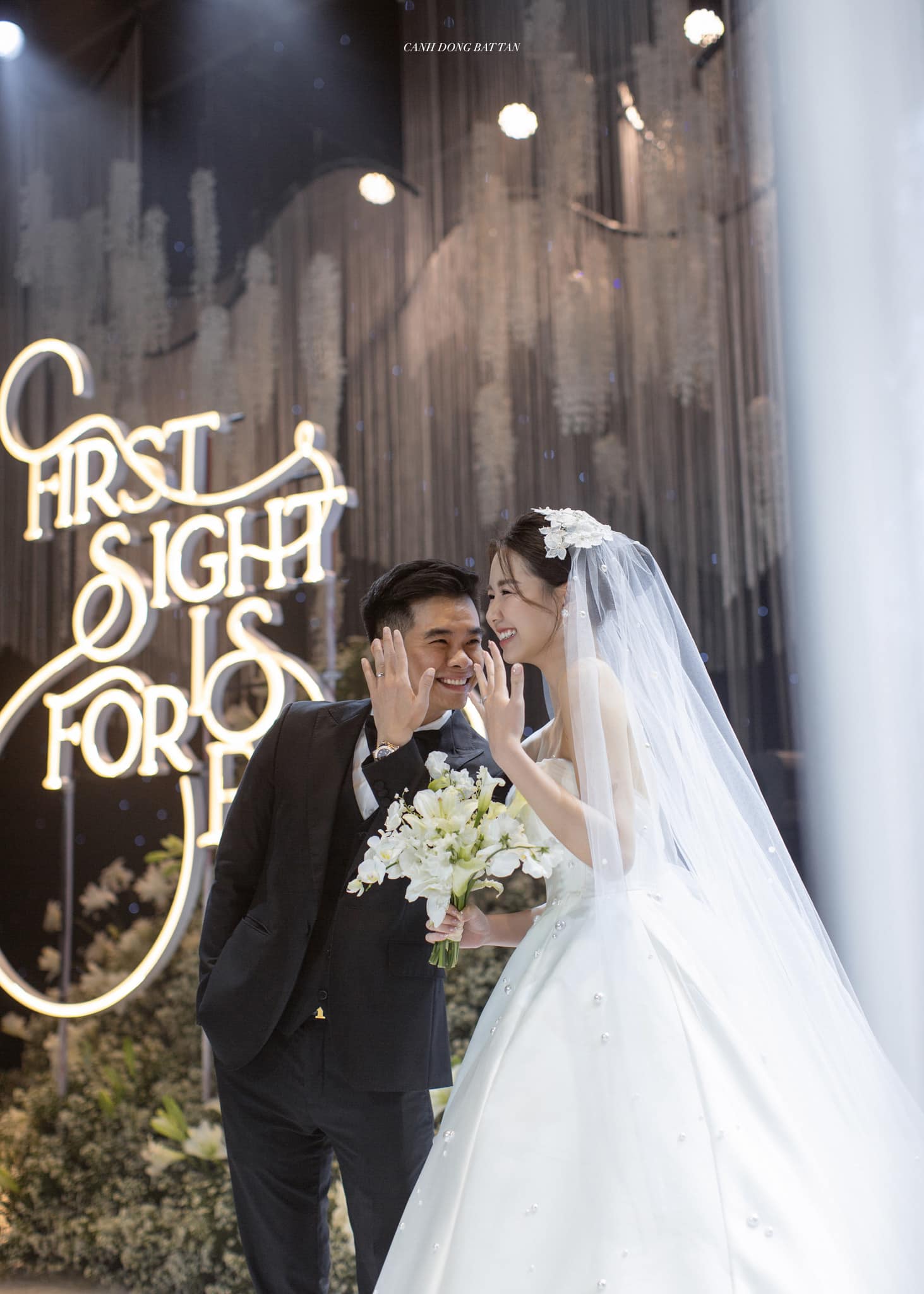 B&aacute;n sầu ri&ecirc;ng c&oacute; thiếu gia b&aacute;n v&agrave;ng v&agrave;o "cua": Mỹ nh&acirc;n H&agrave; Nội cưới "cả nước" xem, giờ mở mắt l&agrave; thấy v&agrave;ng - Ảnh 4.