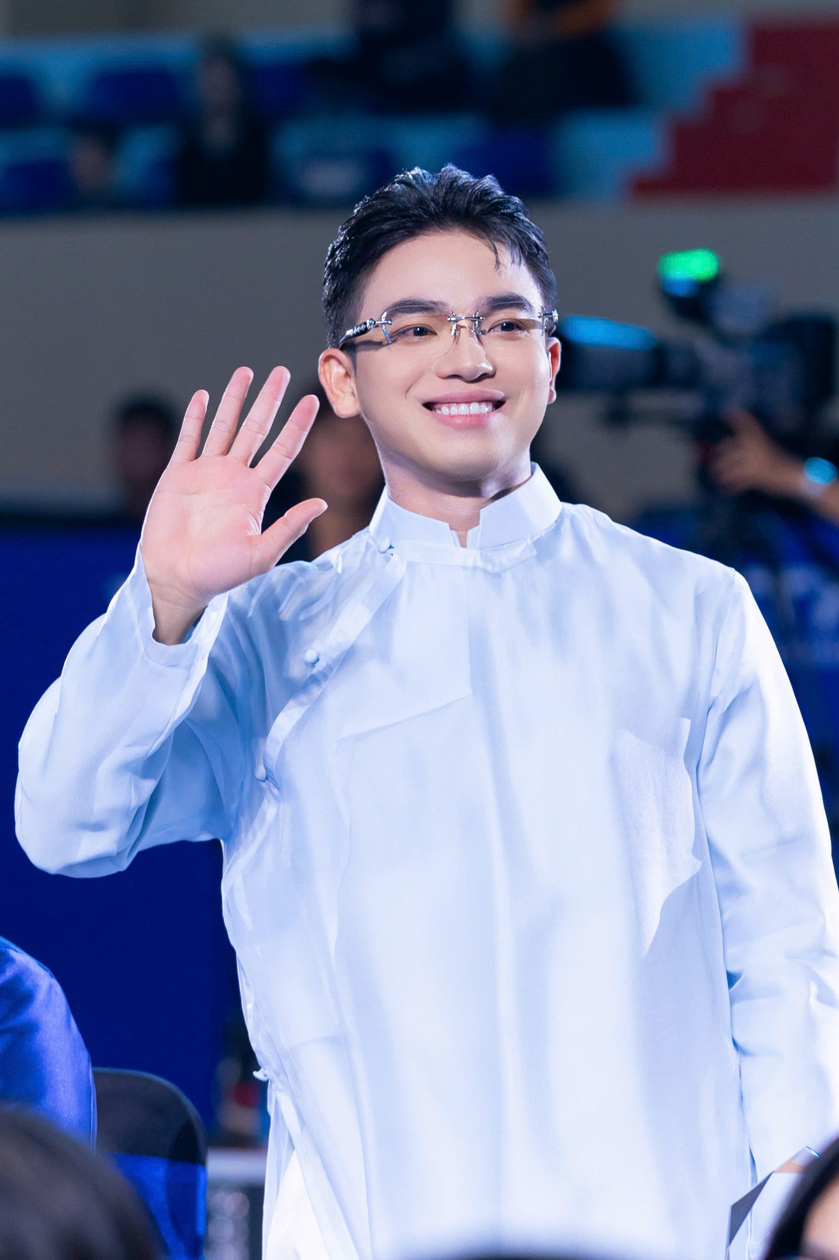 Nh&agrave;&nbsp;văn Nguyễn&nbsp;Hải Triều n&oacute;i về c&aacute;m dỗ showbiz, nhắn nhủ t&acirc;n Hoa hậu Sinh vi&ecirc;n H&ograve;a b&igrave;nh Việt Nam - Ảnh 4.