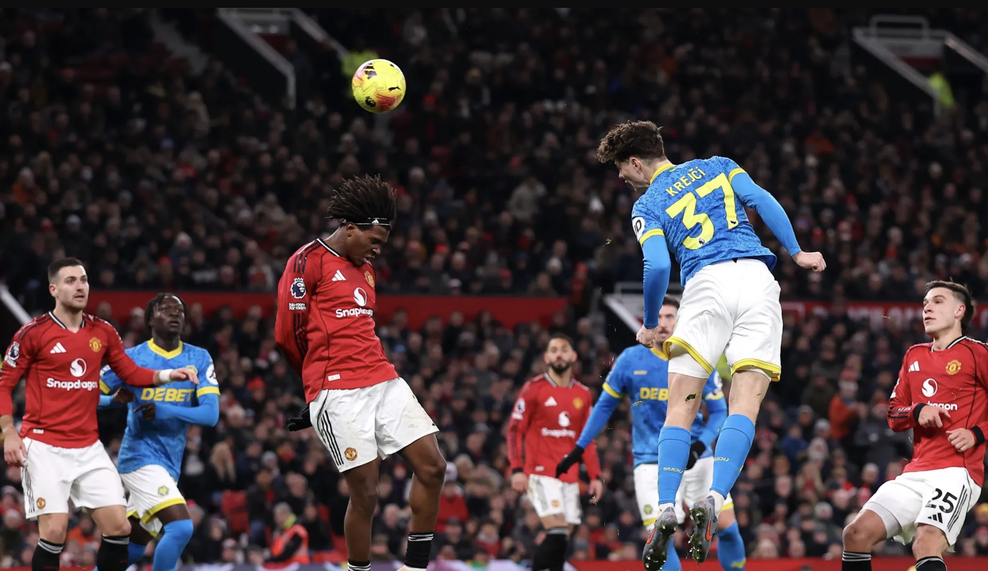 Man United lại đ&aacute;nh rơi chiến thắng tại Old Trafford - Ảnh 4.