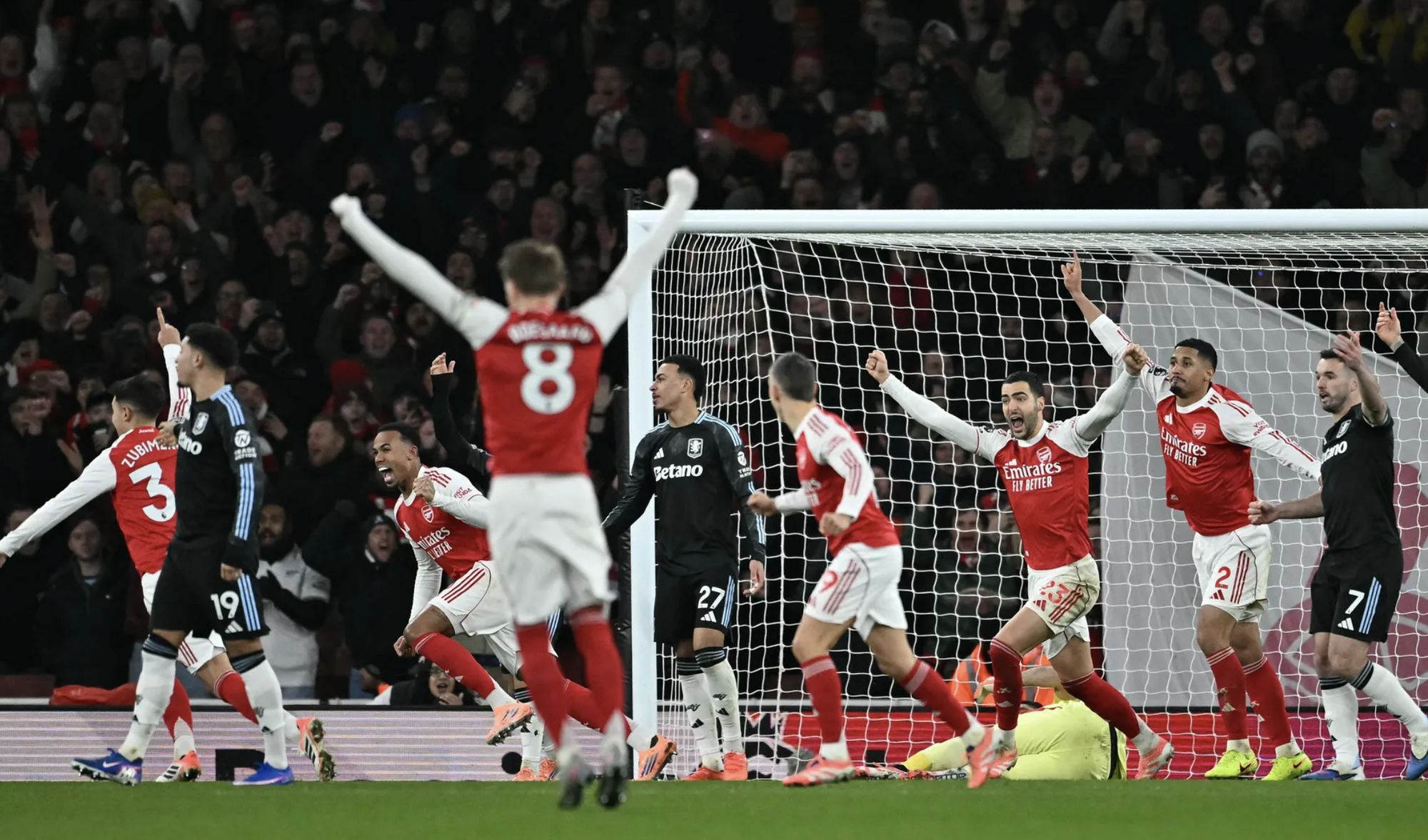 Arsenal dội "mưa b&agrave;n thắng" trước Aston Villa, v&ocirc; địch lượt đi Ngoại hạng - Ảnh 3.