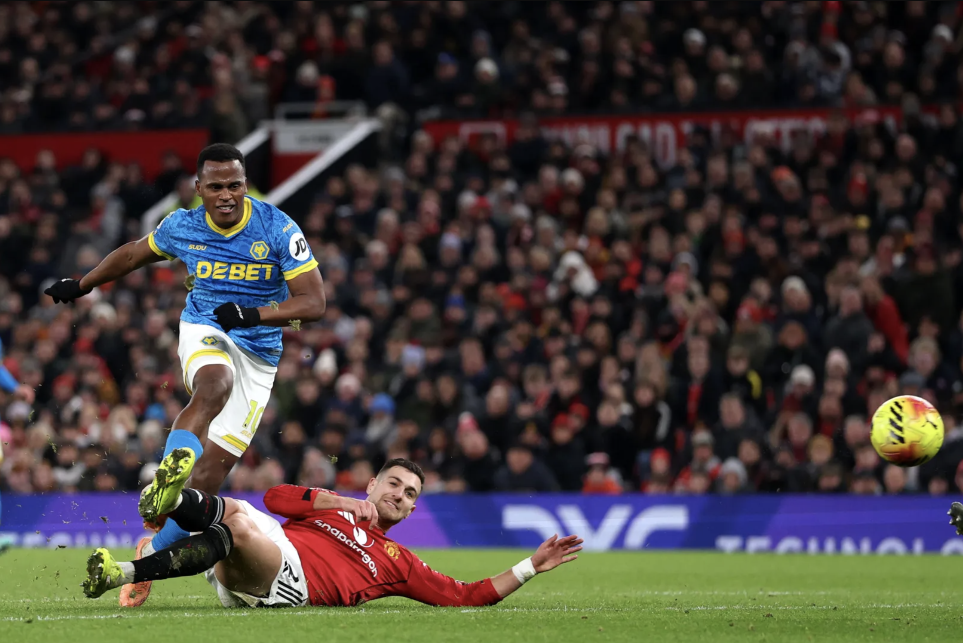 Man United lại đ&aacute;nh rơi chiến thắng tại Old Trafford - Ảnh 1.