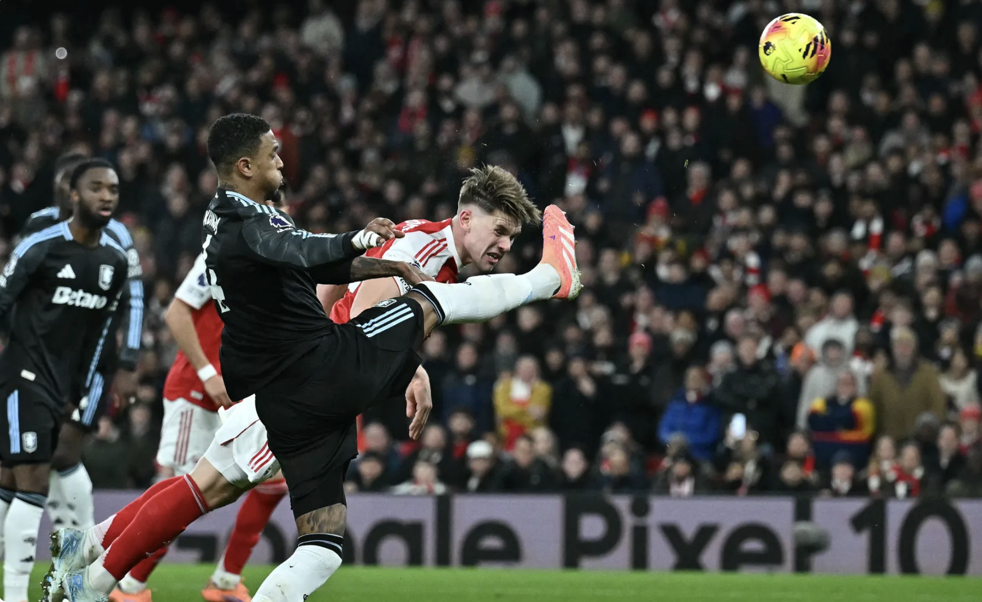 Arsenal dội "mưa b&agrave;n thắng" trước Aston Villa, v&ocirc; địch lượt đi Ngoại hạng - Ảnh 2.