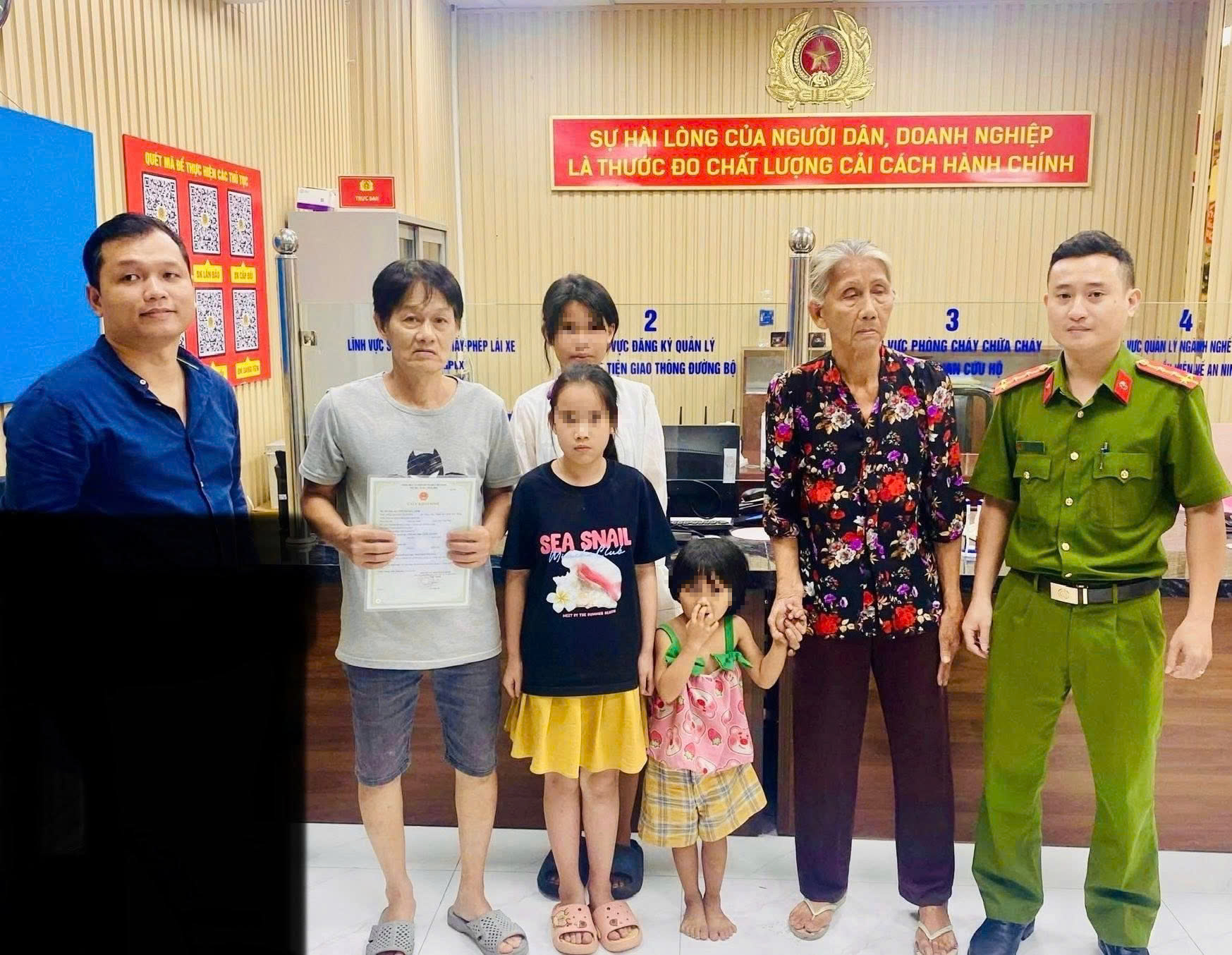 Tìm thấy 3 bé gái đi lạc trong đêm tại TPHCM: Hành trình tìm kiếm cảm động - Ảnh 1.