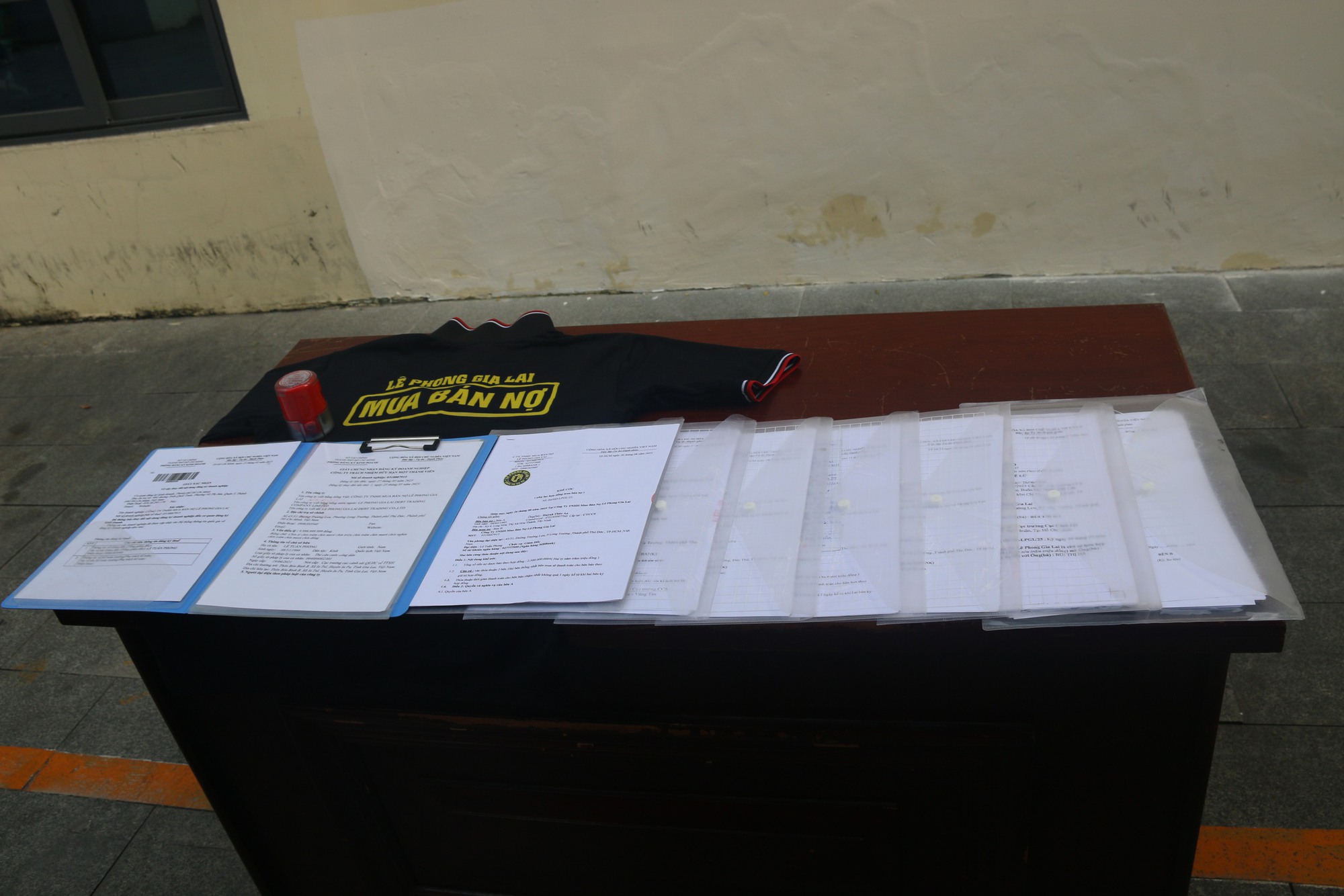  C&ocirc;ng an TPHCM bắt L&ecirc; Phong Gia Lai - Ảnh 4.