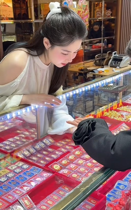 B&aacute;n sầu ri&ecirc;ng c&oacute; thiếu gia b&aacute;n v&agrave;ng v&agrave;o "cua": Mỹ nh&acirc;n H&agrave; Nội cưới "cả nước" xem, giờ mở mắt l&agrave; thấy v&agrave;ng - Ảnh 7.