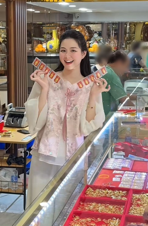 B&aacute;n sầu ri&ecirc;ng c&oacute; thiếu gia b&aacute;n v&agrave;ng v&agrave;o "cua": Mỹ nh&acirc;n H&agrave; Nội cưới "cả nước" xem, giờ mở mắt l&agrave; thấy v&agrave;ng - Ảnh 9.