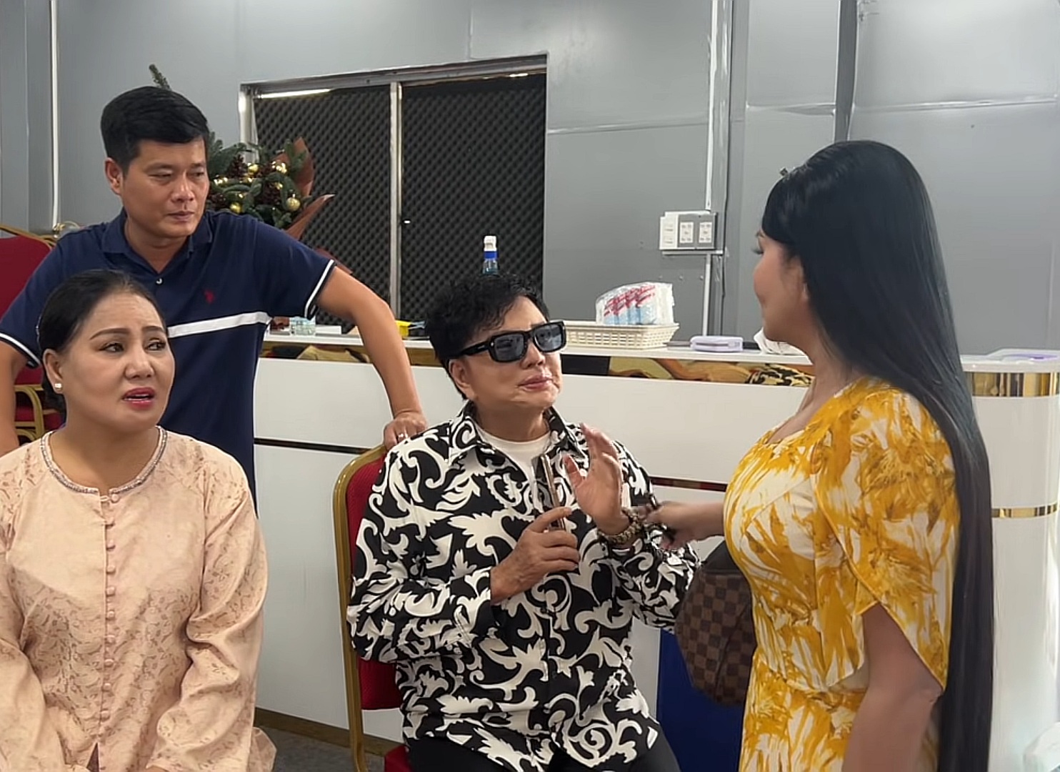 Nữ NSƯT từ Mỹ về bị &ocirc;ng tr&ugrave;m Điền Qu&acirc;n Khương Dừa bắt nộp phạt 5 triệu đồng- Ảnh 2.