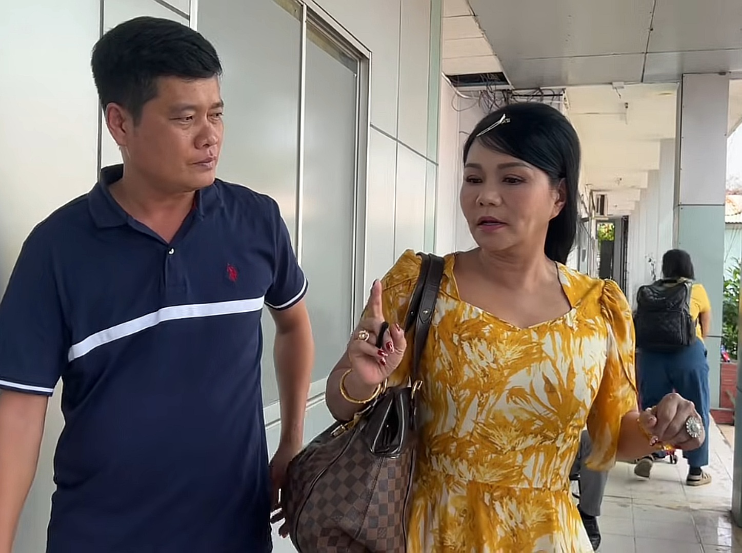 Nữ NSƯT từ Mỹ về bị &ocirc;ng tr&ugrave;m Điền Qu&acirc;n Khương Dừa bắt nộp phạt 5 triệu đồng- Ảnh 1.