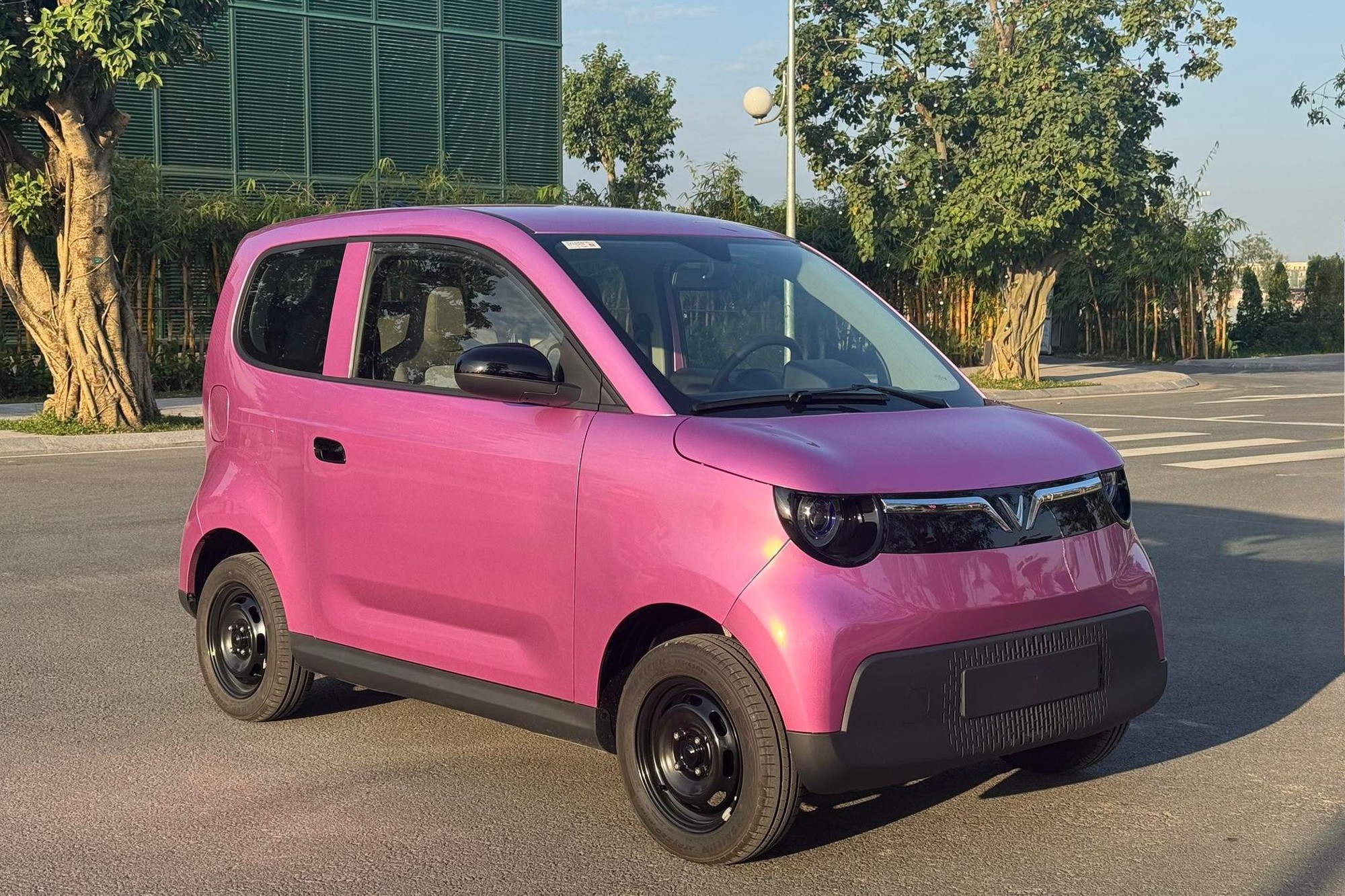 Đừng để ngoại hình đánh lừa, VinFast Minio Green có thể 'cân' được người cao 1m80 như thế này đây!- Ảnh 1. Đừng để ngoại hình đánh lừa, VinFast Minio Green có thể 'cân' được người cao 1m80 như thế này đây!- Ảnh 1.