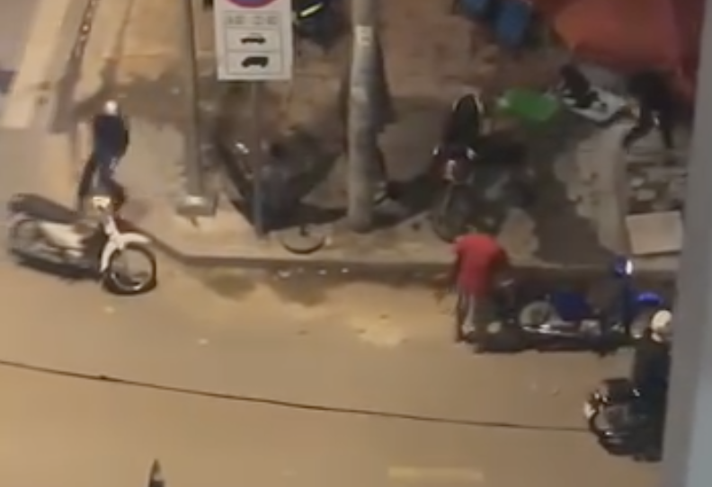 Nh&oacute;m thanh ni&ecirc;n hỗn chiến tại giao lộ TPHCM: Chi tiết Vụ việc g&acirc;y x&ocirc;n xao - Ảnh 1.