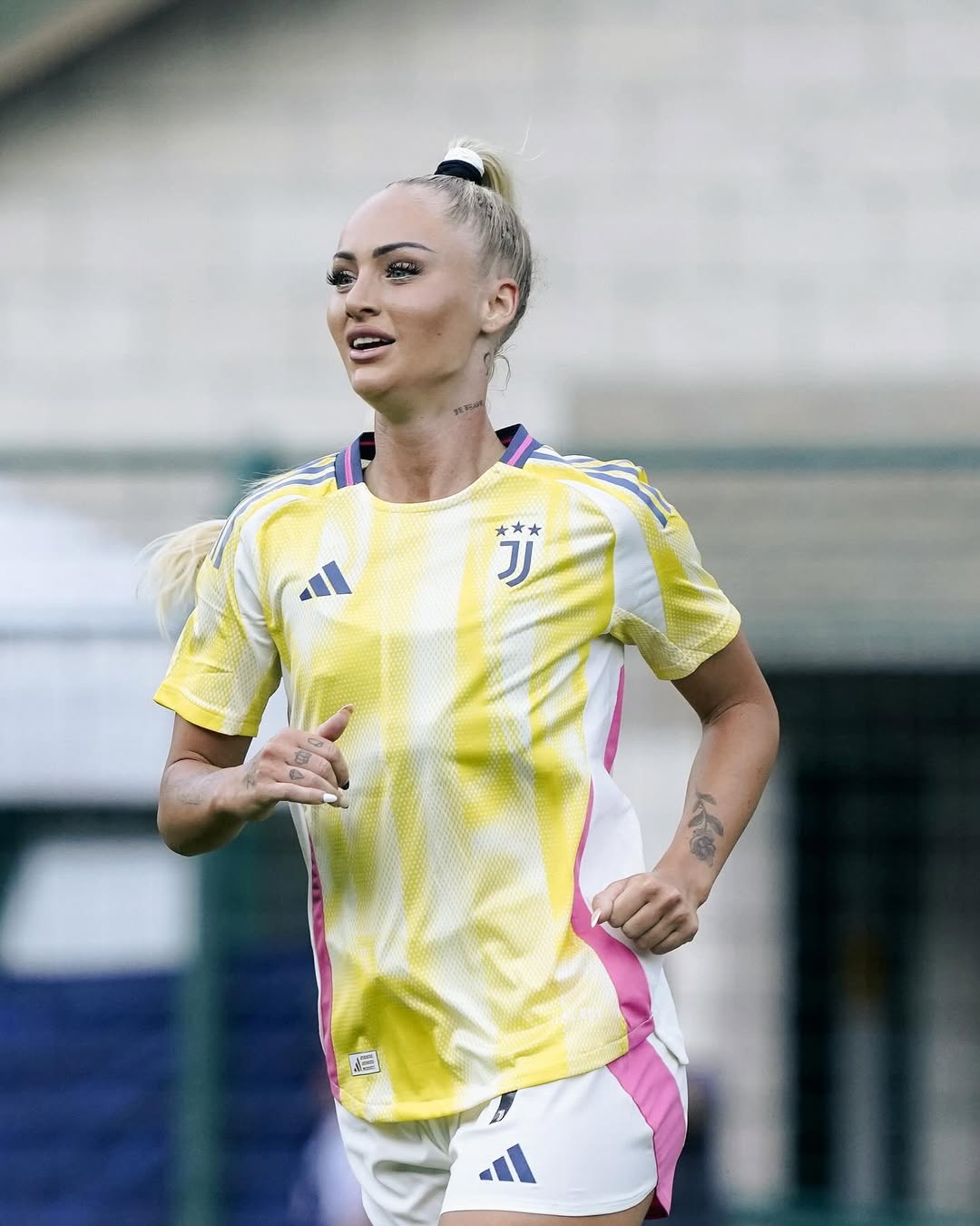 Top 10 nữ cầu thủ quyến rũ nhất thế giới 2025 - Ảnh 2.