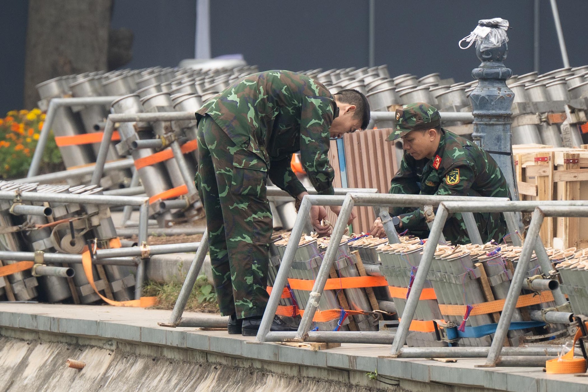 Kh&ocirc;ng kh&iacute; h&aacute;o hức trước m&agrave;n bắn ph&aacute;o hoa độc đ&aacute;o tại hồ Ho&agrave;n Kiếm đ&ecirc;m Giao thừa - Ảnh 1.