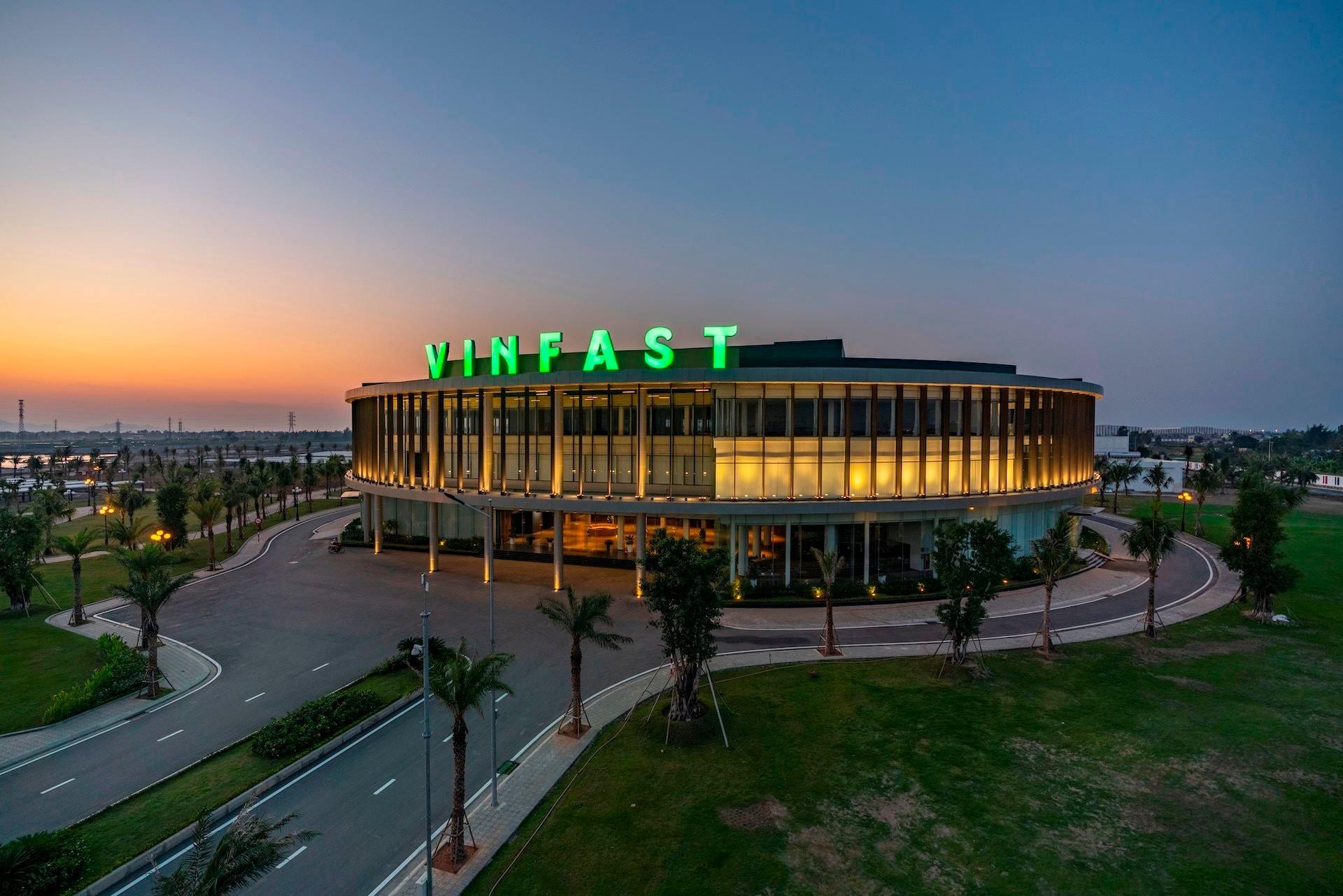 Nh&agrave; m&aacute;y của tỷ ph&uacute; Phạm Nhật Vượng đạt c&ocirc;ng suất kỷ lục, ch&iacute;nh thức xuất xưởng chiếc xe điện thứ 200.000 - Ảnh 2.