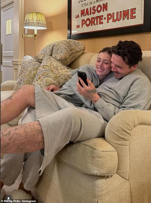 Cậu cả nhà Beckham ngày càng "cuồng vợ" hậu thẳng tay "cắt đứt" với gia đình ruột thịt - Ảnh 1. Cậu cả nhà Beckham ngày càng "cuồng vợ" hậu thẳng tay "cắt đứt" với gia đình ruột thịt - Ảnh 1.