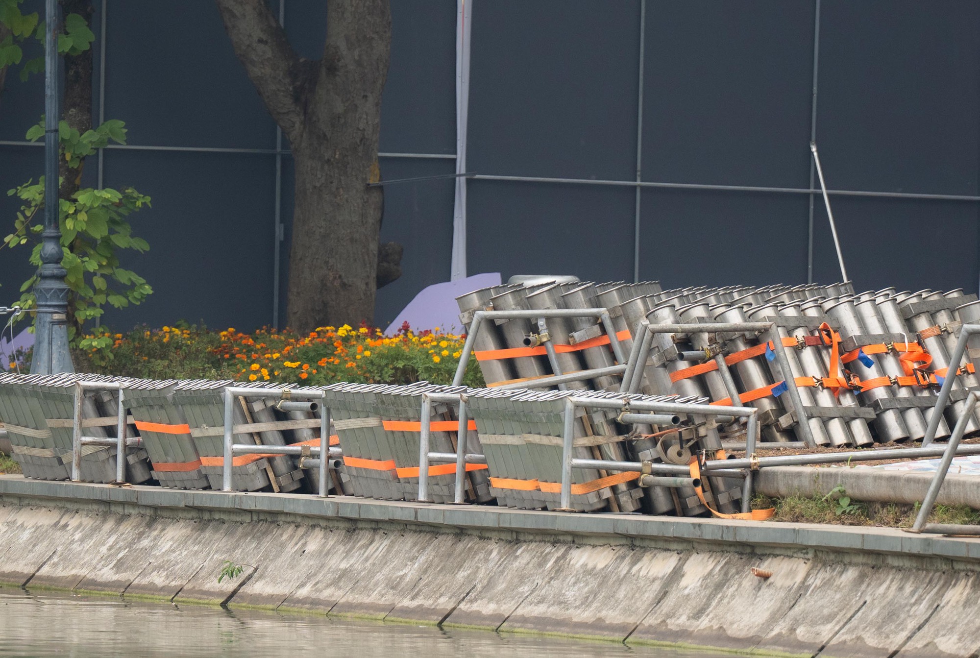 Kh&ocirc;ng kh&iacute; h&aacute;o hức trước m&agrave;n bắn ph&aacute;o hoa độc đ&aacute;o tại hồ Ho&agrave;n Kiếm đ&ecirc;m Giao thừa - Ảnh 8.