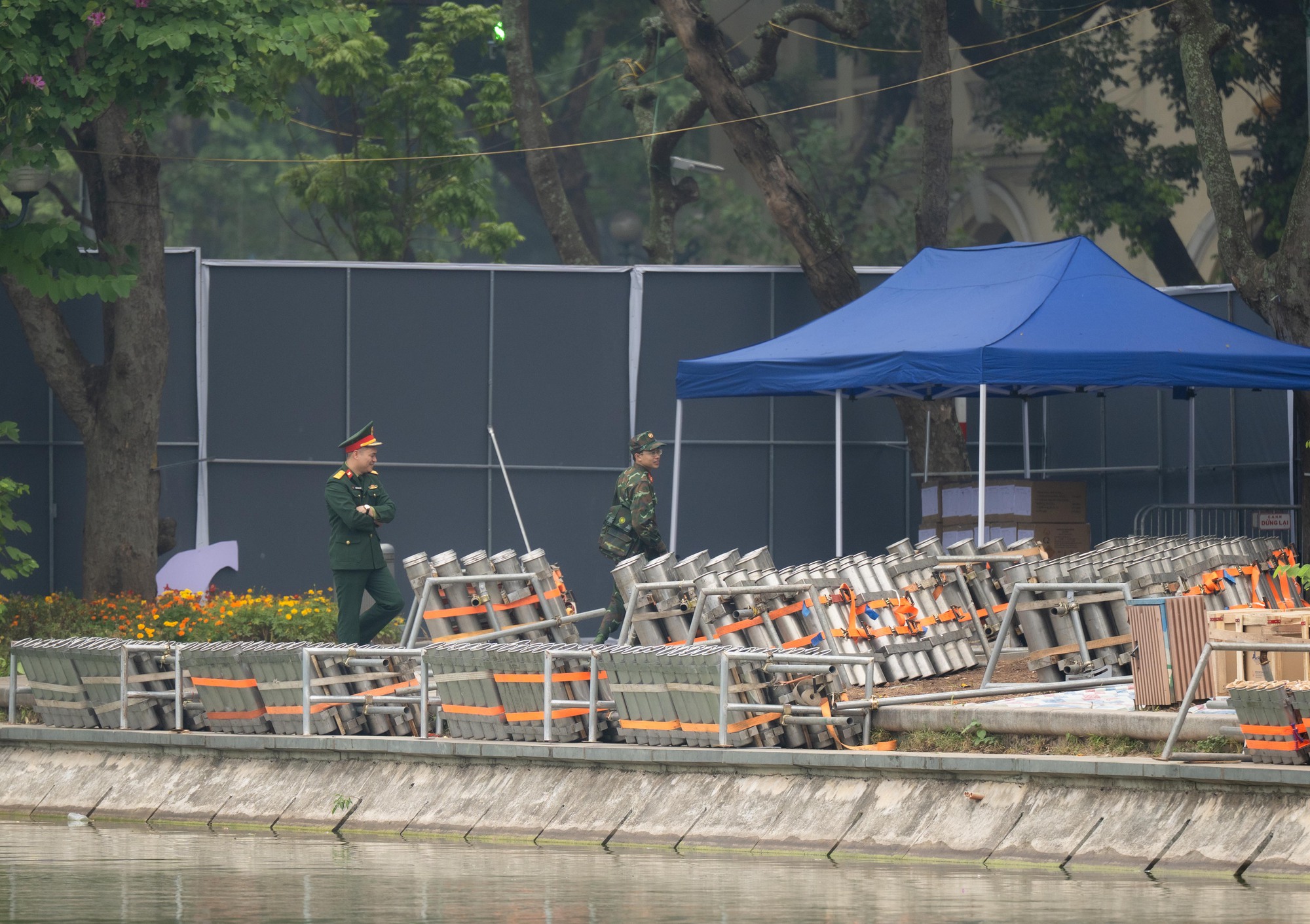 Kh&ocirc;ng kh&iacute; h&aacute;o hức trước m&agrave;n bắn ph&aacute;o hoa độc đ&aacute;o tại hồ Ho&agrave;n Kiếm đ&ecirc;m Giao thừa - Ảnh 9.